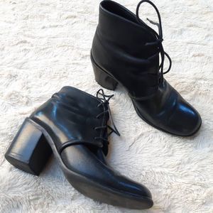 vintage black leather ankle boots / chunky heel / 7